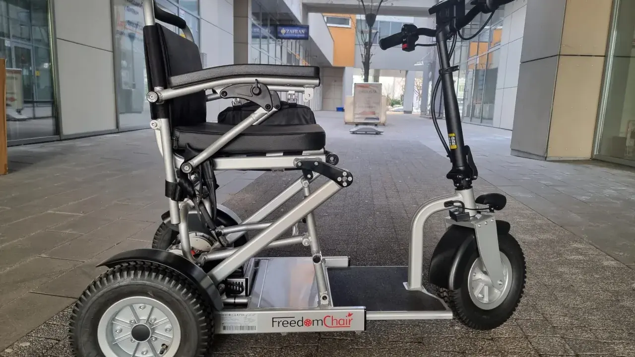 Skuter inwalidzki "FreedomChair" na chodniku. Czy skuter inwalidzki trzeba rejestrować? To pytanie nurtuje wielu użytkowników.