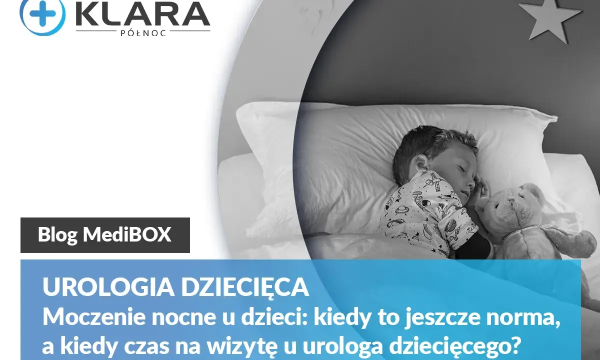 Chłopiec śpi z misiem. Artykuł o moczeniu nocnym u dzieci i wizytach u urologa dziecięcego.
