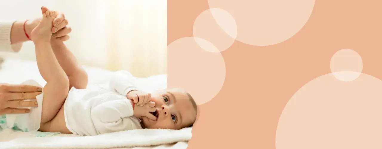 Delikatna pielęgnacja niemowlaka, która zapobiega odparzeniom odbytu. Mama zmienia pieluszkę, maluch leży na plecach.