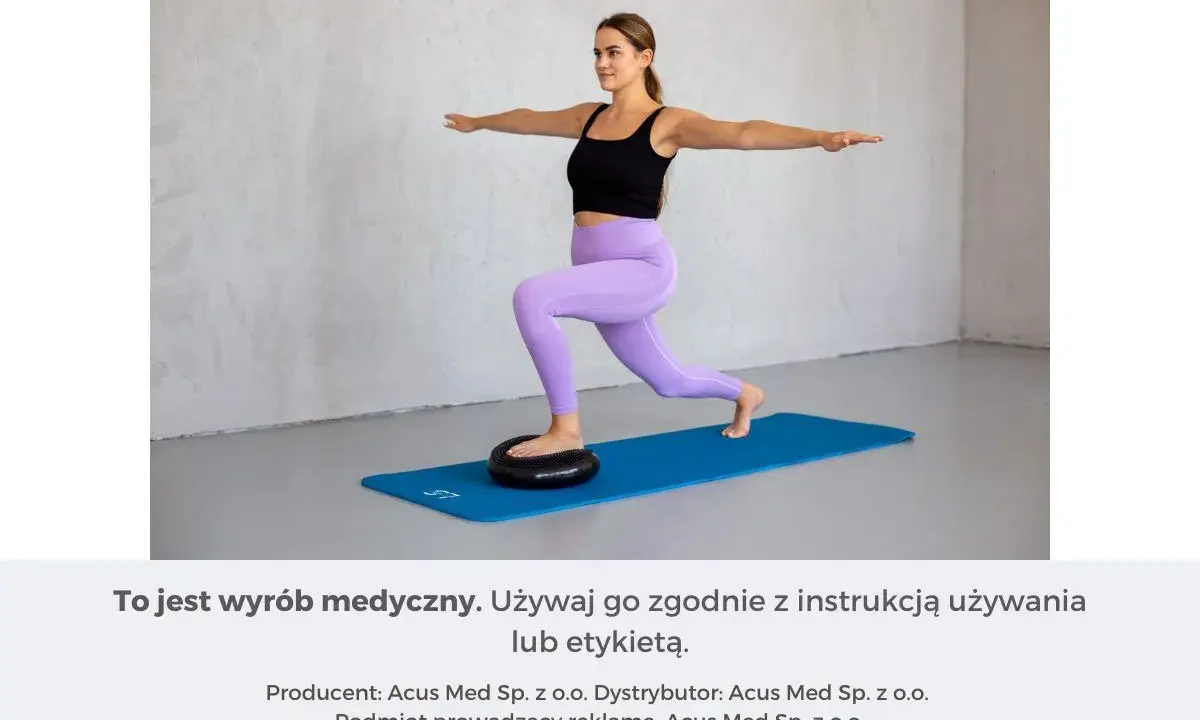 Kobieta wykonuje ćwiczenia propriocepcji na poduszce balansującej.