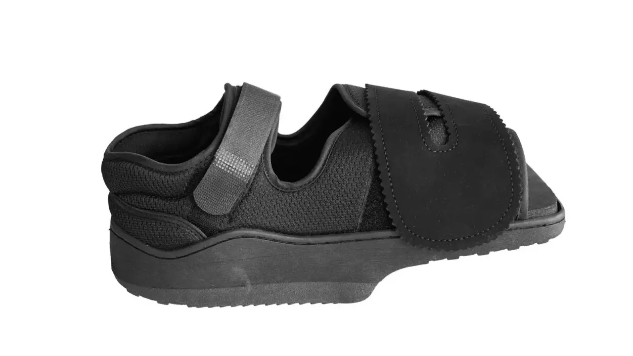 Czarny but odciążający przodostopie, idealny po urazach. Kod NFZ.