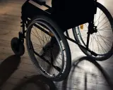 Wózek inwalidzki na drewnianej podłodze. Czy lekarz rodzinny może wystawić zlecenie na wózek inwalidzki?