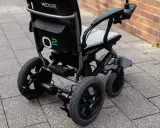 Nowoczesny wózek elektryczny Medilife O2, jeden z wielu rodzajów wózków inwalidzkich, gotowy do jazdy po chodniku.