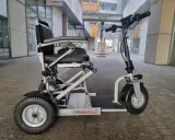 Skuter inwalidzki "FreedomChair" na chodniku. Czy skuter inwalidzki trzeba rejestrować? To pytanie nurtuje wielu użytkowników.
