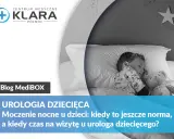 Chłopiec śpi z misiem. Artykuł o moczeniu nocnym u dzieci i wizytach u urologa dziecięcego.