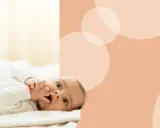 Delikatna pielęgnacja niemowlaka, która zapobiega odparzeniom odbytu. Mama zmienia pieluszkę, maluch leży na plecach.