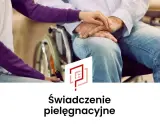Dłoń młodej osoby obejmuje dłoń starszej osoby siedzącej na wózku inwalidzkim. To symboliczne świadczenie pielęgnacyjne.
