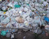 Góra zużytych pieluch i śmieci. Pytanie "gdzie wyrzucać pampersy" nabiera tu szczególnego znaczenia.
