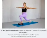 Kobieta wykonuje ćwiczenia propriocepcji na poduszce balansującej.