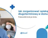 Przewodnik po organizacji opieki długoterminowej w domu. Pielęgniarka w masce pochyla się nad pacjentką w łóżku.