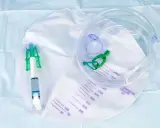 Worek na mocz z rurką i zaciskiem, gotowy do cewnikowania pęcherza moczowego. Skala na worku pokazuje pojemność do 2000 ml.