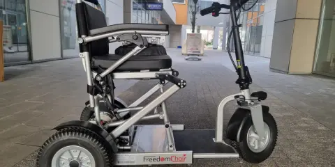 Skuter inwalidzki "FreedomChair" na chodniku. Czy skuter inwalidzki trzeba rejestrować? To pytanie nurtuje wielu użytkowników.