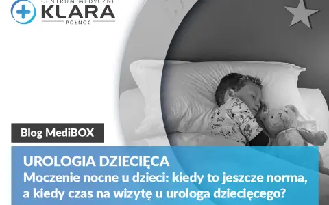 Chłopiec śpi z misiem. Artykuł o moczeniu nocnym u dzieci i wizytach u urologa dziecięcego.