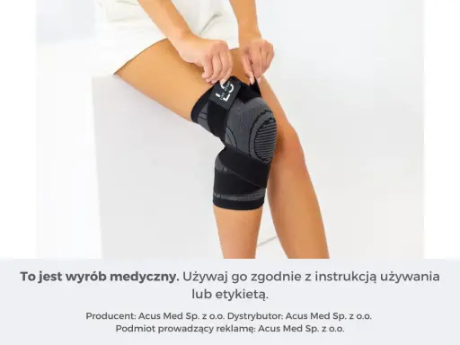 Dłoń dopasowuje ortezy na kolano, zapewniając mu stabilizację.