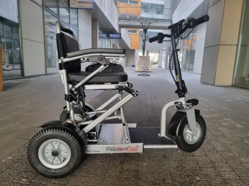 Skuter inwalidzki "FreedomChair" na chodniku. Czy skuter inwalidzki trzeba rejestrować? To pytanie nurtuje wielu użytkowników.