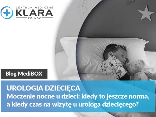 Chłopiec śpi z misiem. Artykuł o moczeniu nocnym u dzieci i wizytach u urologa dziecięcego.