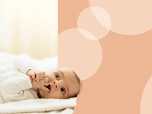 Delikatna pielęgnacja niemowlaka, która zapobiega odparzeniom odbytu. Mama zmienia pieluszkę, maluch leży na plecach.