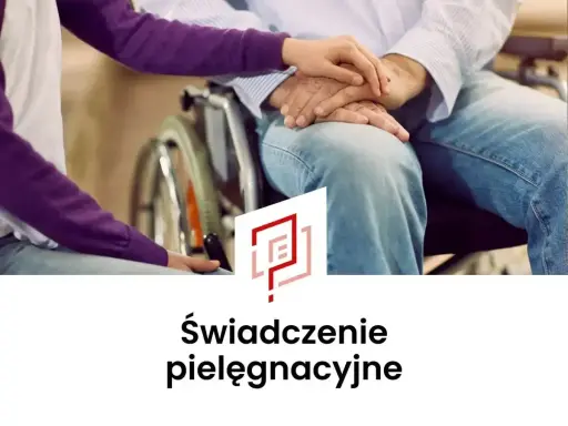 Dłoń młodej osoby obejmuje dłoń starszej osoby siedzącej na wózku inwalidzkim. To symboliczne świadczenie pielęgnacyjne.