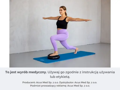 Kobieta wykonuje ćwiczenia propriocepcji na poduszce balansującej.