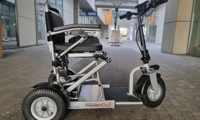 Skuter inwalidzki "FreedomChair" na chodniku. Czy skuter inwalidzki trzeba rejestrować? To pytanie nurtuje wielu użytkowników.