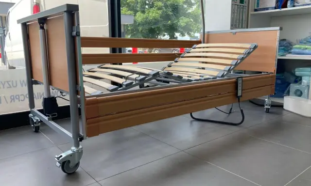 Łóżko rehabilitacyjne z pilotem, idealne do wniosku o pfron dofinansowanie. Wygoda i funkcjonalność dla potrzebujących.