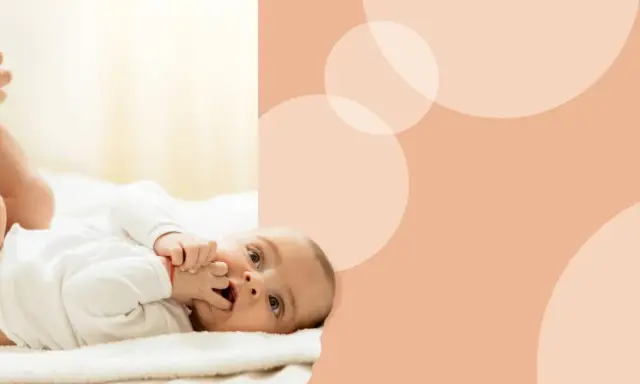 Delikatna pielęgnacja niemowlaka, która zapobiega odparzeniom odbytu. Mama zmienia pieluszkę, maluch leży na plecach.