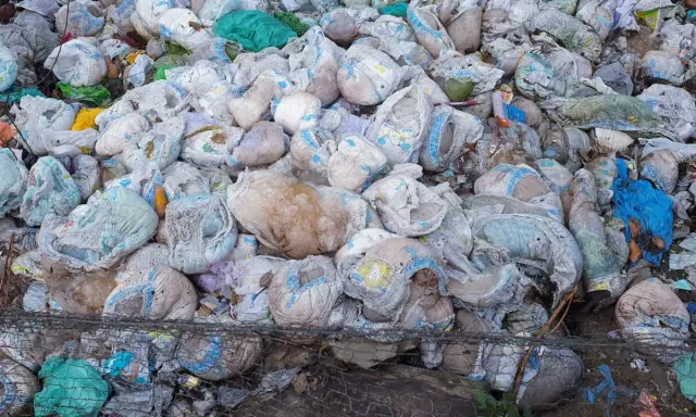 Góra zużytych pieluch i śmieci. Pytanie "gdzie wyrzucać pampersy" nabiera tu szczególnego znaczenia.