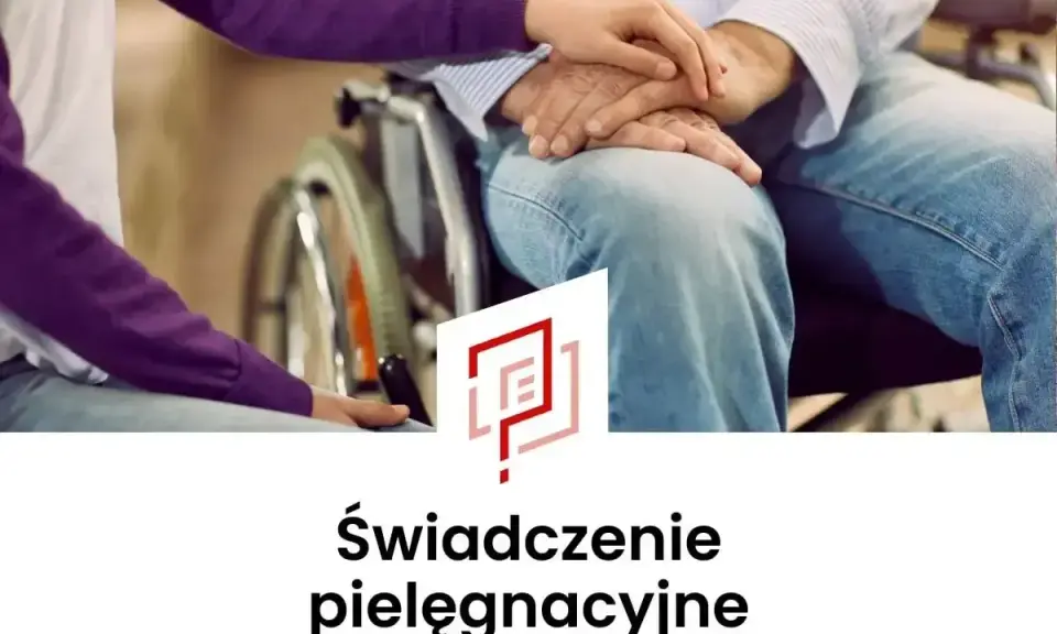 Dłoń młodej osoby obejmuje dłoń starszej osoby siedzącej na wózku inwalidzkim. To symboliczne świadczenie pielęgnacyjne.