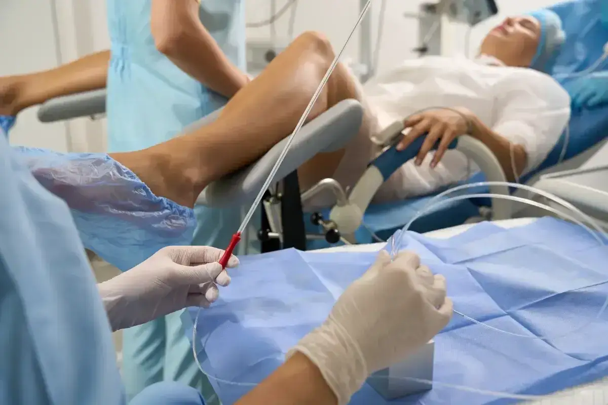 Person w rękawiczkach przygotowuje się do procedury, która może pomóc w oddawaniu moczu po wyjęciu cewnika.
